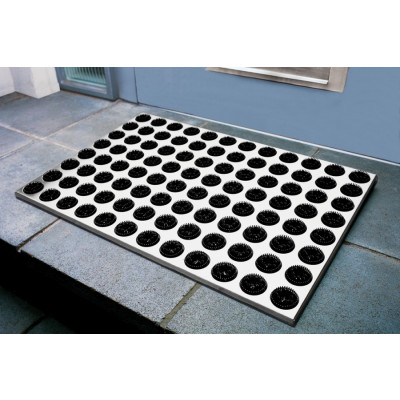 UTOMHUS DÖRRMATTA / ENTRÉMATTA I ROSTFRITT MED 96 BORSTAR 58,5x30 CM - Svart 508 A